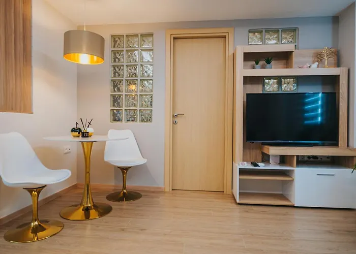 New Cozy By The Sea Apartment